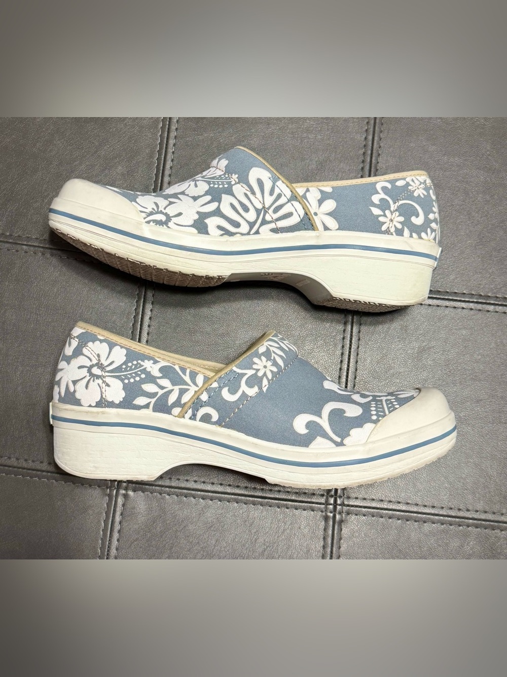 Dansko Light Blue/White Vegan Canvas Hibiscus Print Clog Size 41 - Picture 4 of 16